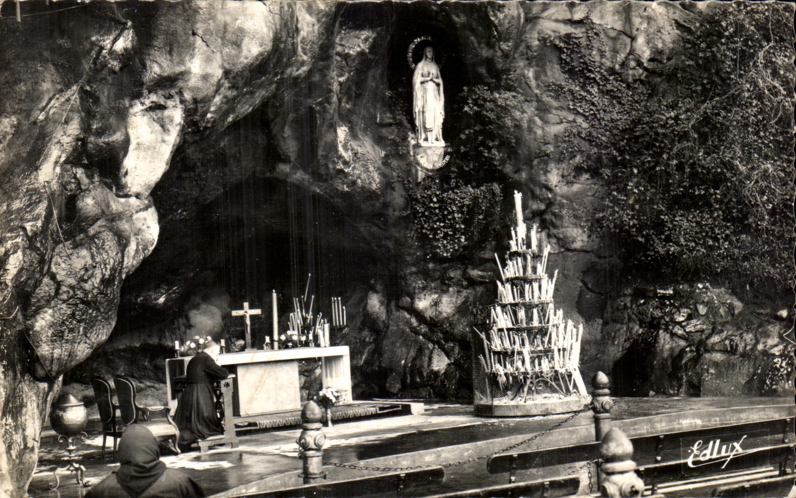 CPA Lourdes La Grotte Miraculeuse