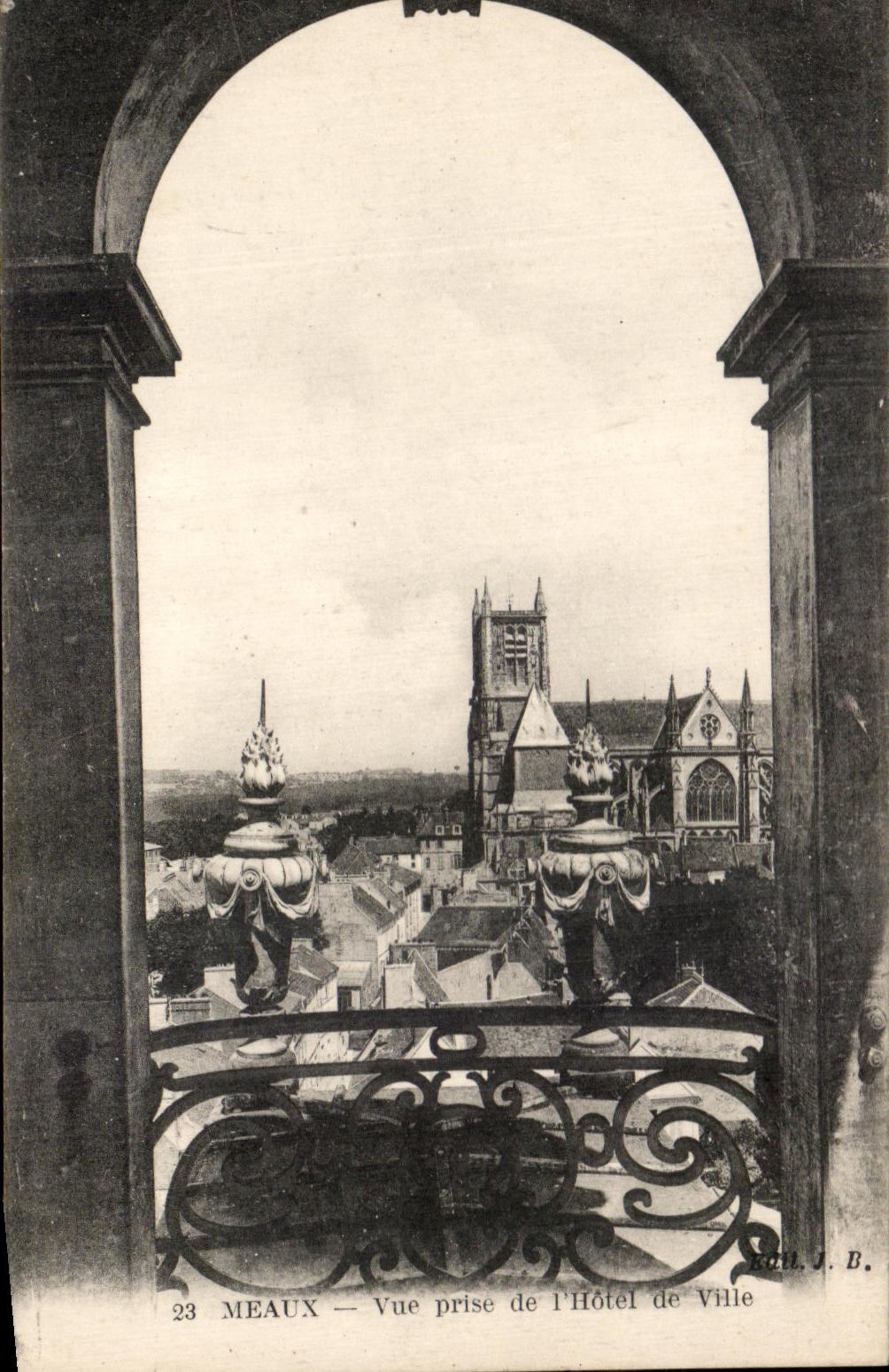 CPA Meaux Vue prise de L'Hotel de Ville