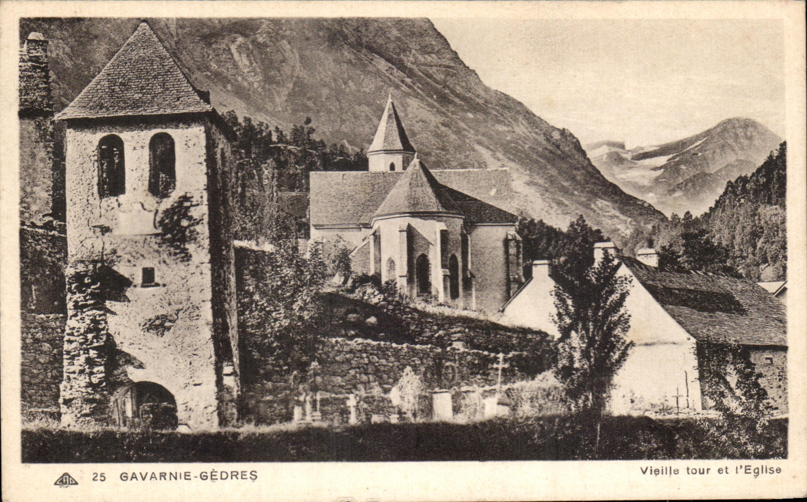 CPA Gavarnie Gedres Vieille tour et eglise 