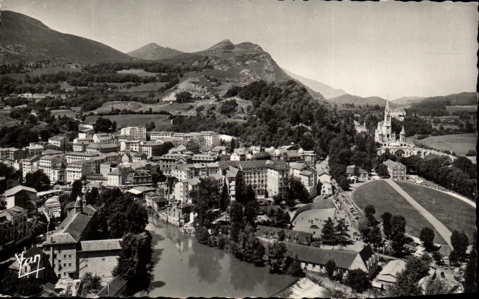 CPA Lourdes Vue du chateau fort