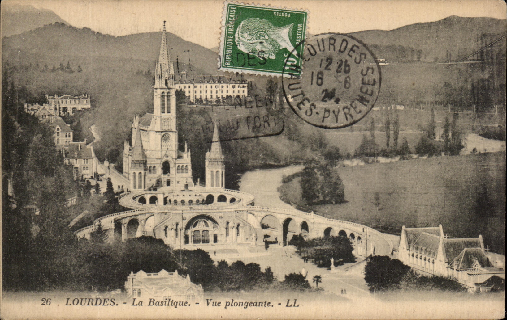 CPA Lourdes La Basilique Vue plongeante