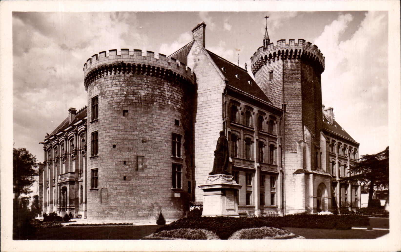 CPA Angouleme Hotel de Ville Et Jardins 