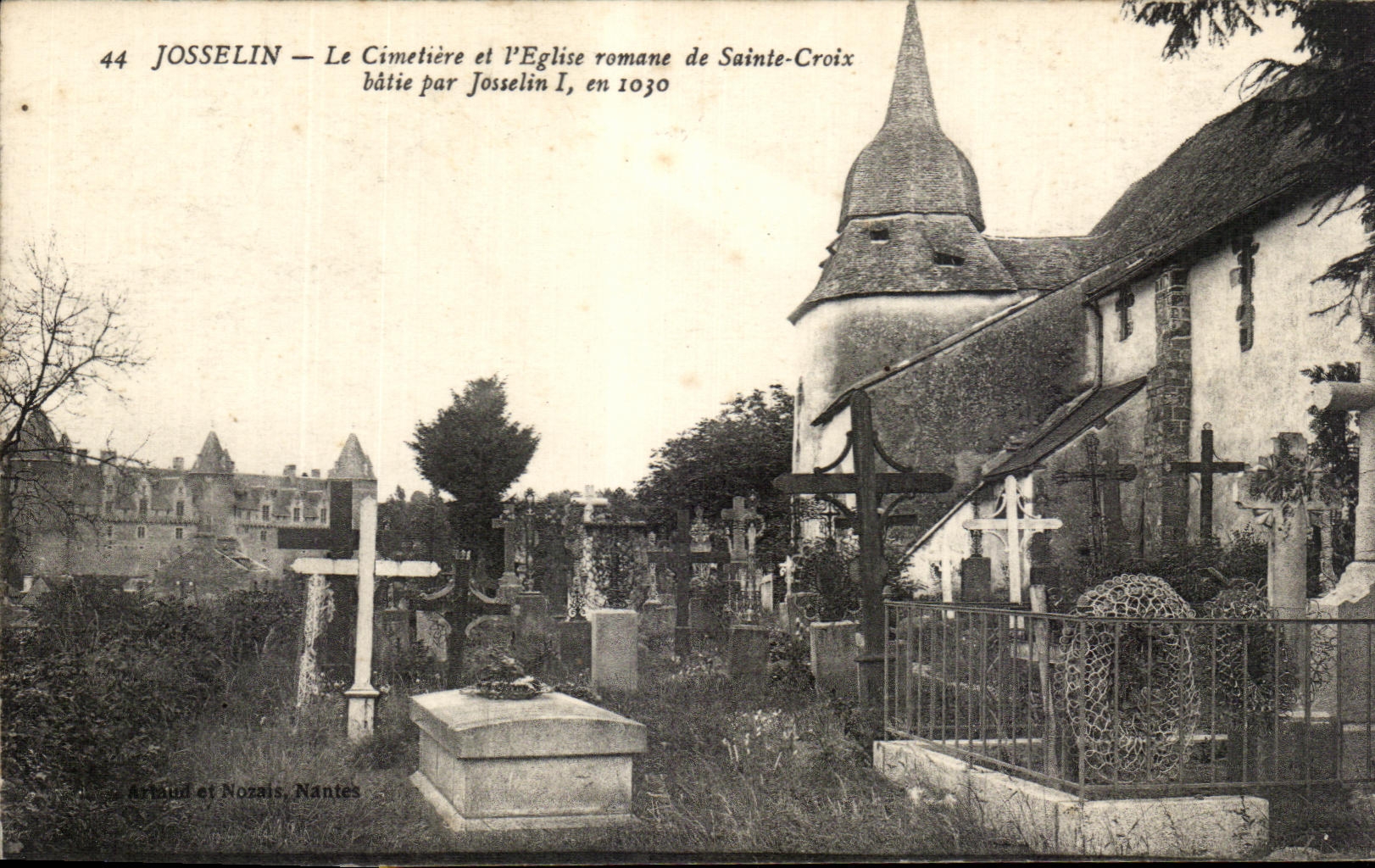 CPA Josselin Le Cimetiere et l'Eglise Romane de Sainte Croix 
