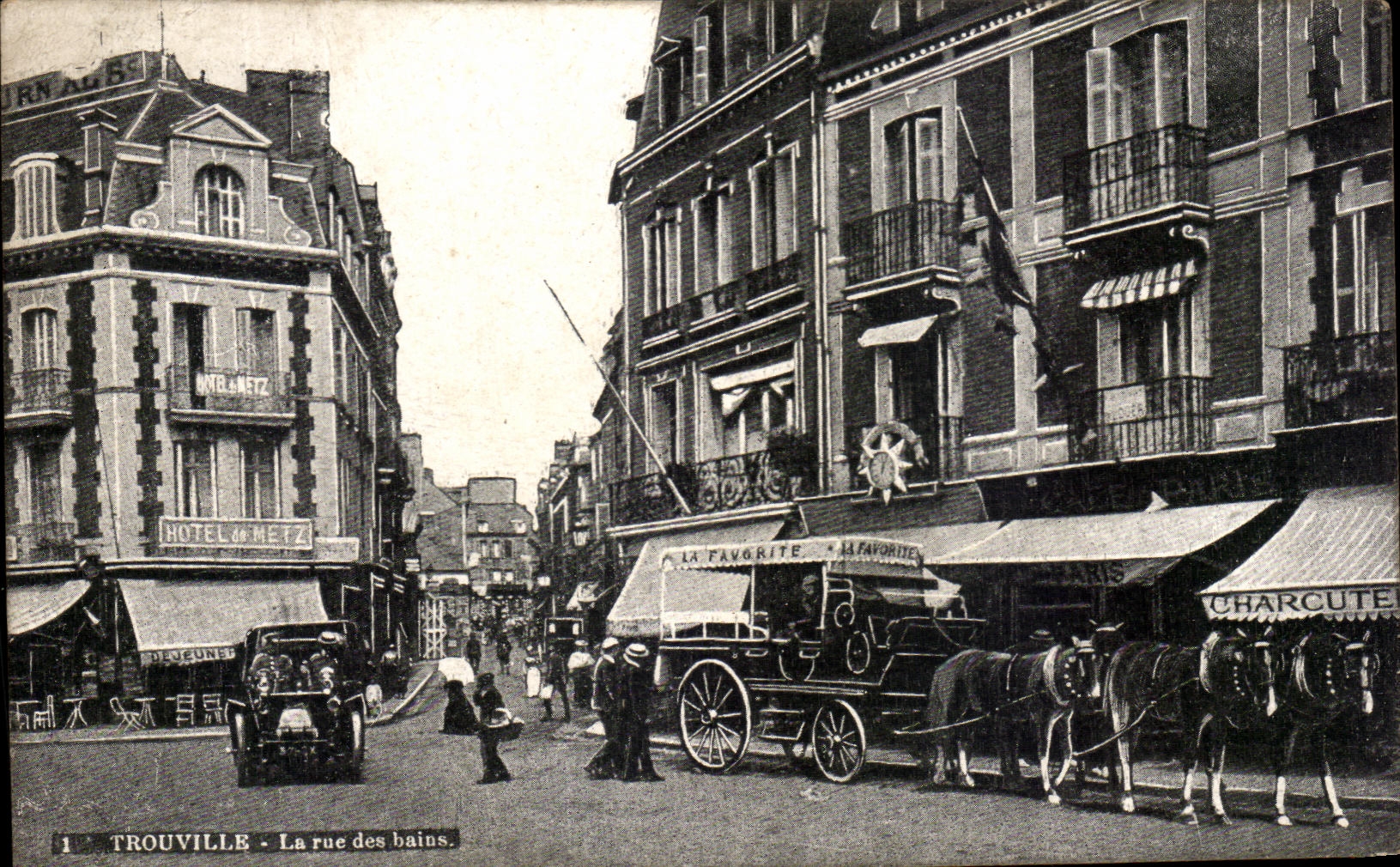 Trouville - La rue des bains — vue de rue avec hôtel et chariot à cheval