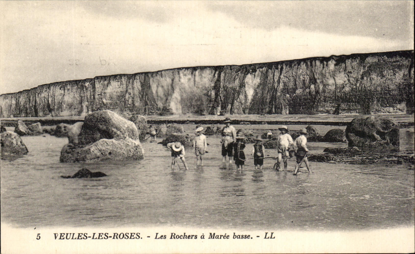 CPA Veules Les Roses Les Rochers a Maree Basse Enfants