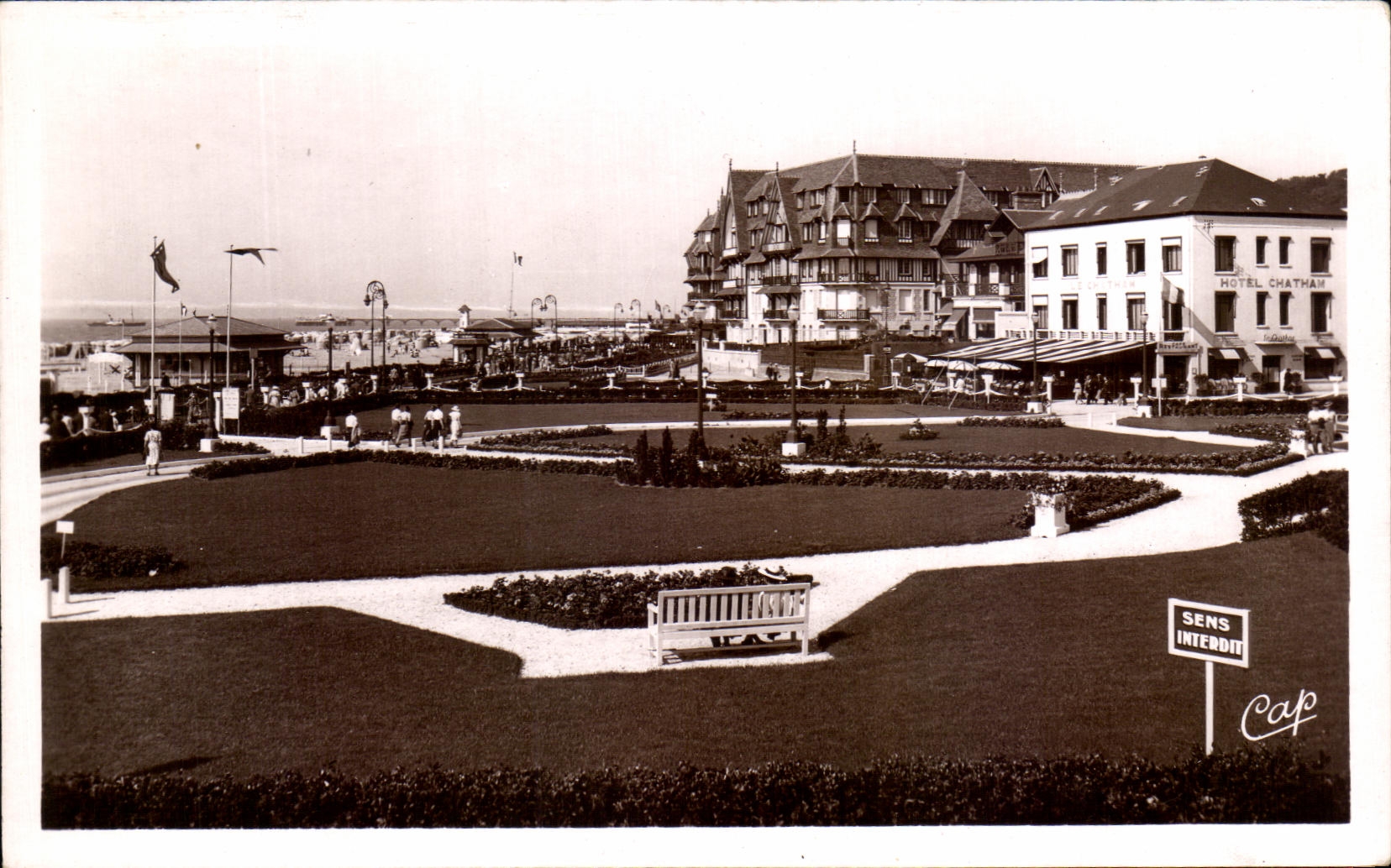 CPA Trouville La Reine de Plage Les Nouveaux du Casino et les Nouveaux Immeubles