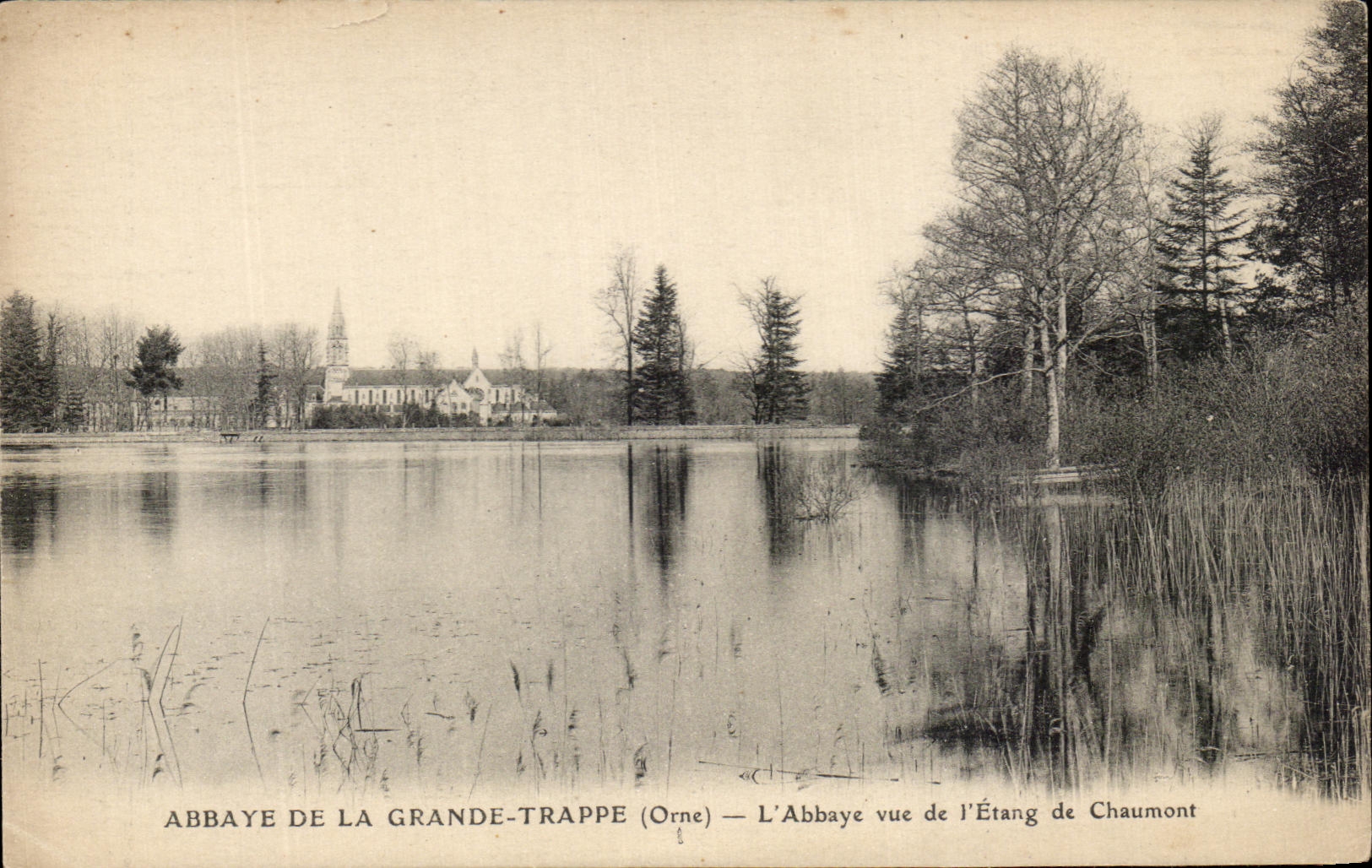 CPA Abbaye De La Grande Trappe L'Abbaye Vue de l'Etang de Chaumont