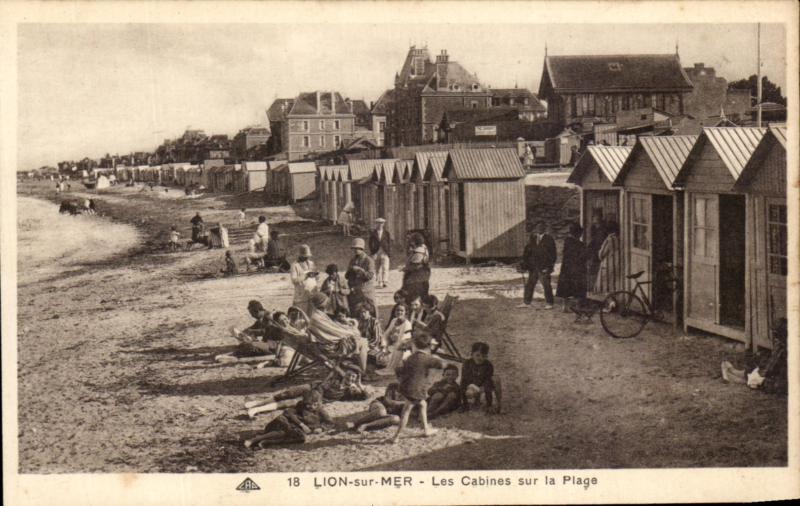 CPA Lion Sur Mer Les Cabines Sur La Plage 