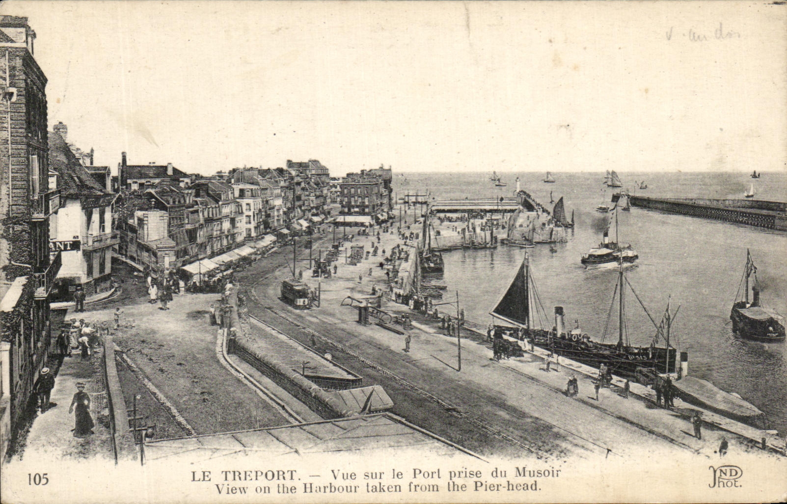 CPA Le Treport Vue Sur le Port Prise du Musoir Bateaux