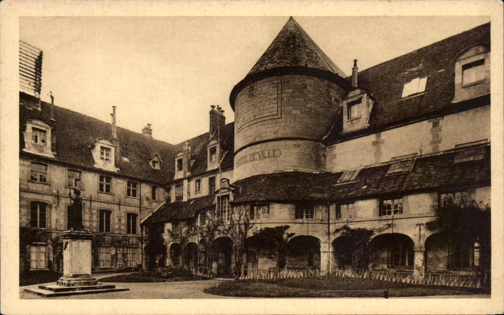 Gisors (Eure) — L'Hôtel de Ville — Ancien couvent des Carmélites
