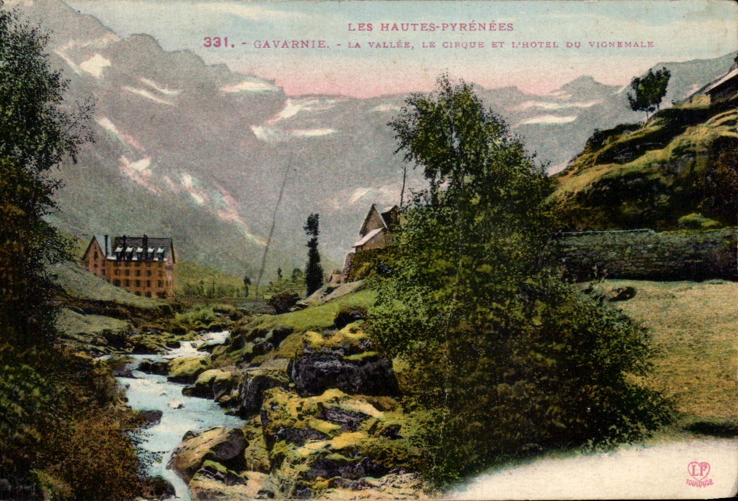 CPA Les Hautes Pyrenees Gavarnie La Vallee Le Cirque Et L'Hotel Du Vignemale