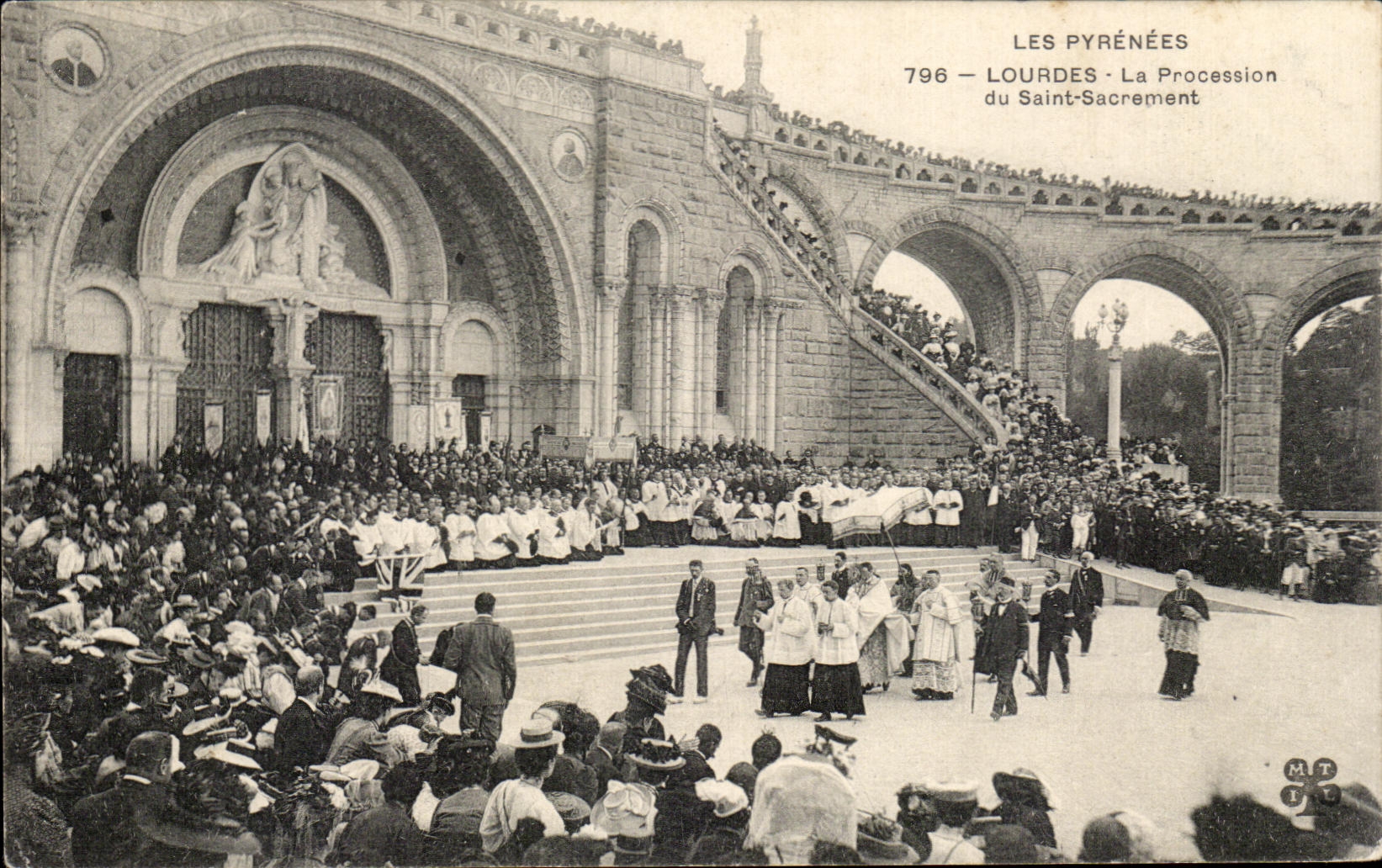 CPA Lourdes La Procession du Saint Sacrement