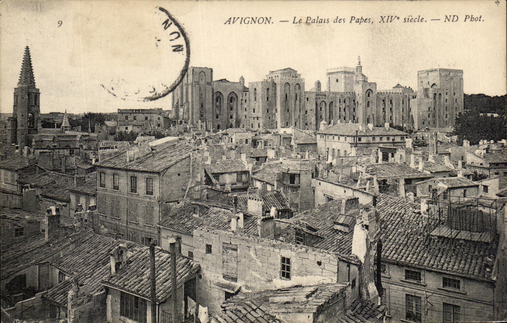 Avignon — Le Palais des Papes, XIVe siècle — ND Phot.