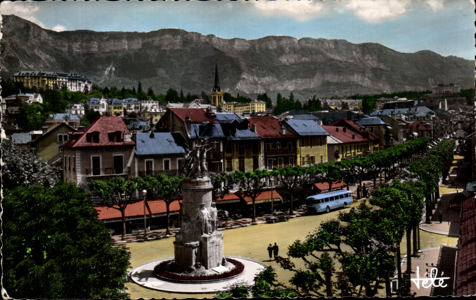 CPA Aix les Bains Square Monument aux Morts et rue de Geneve