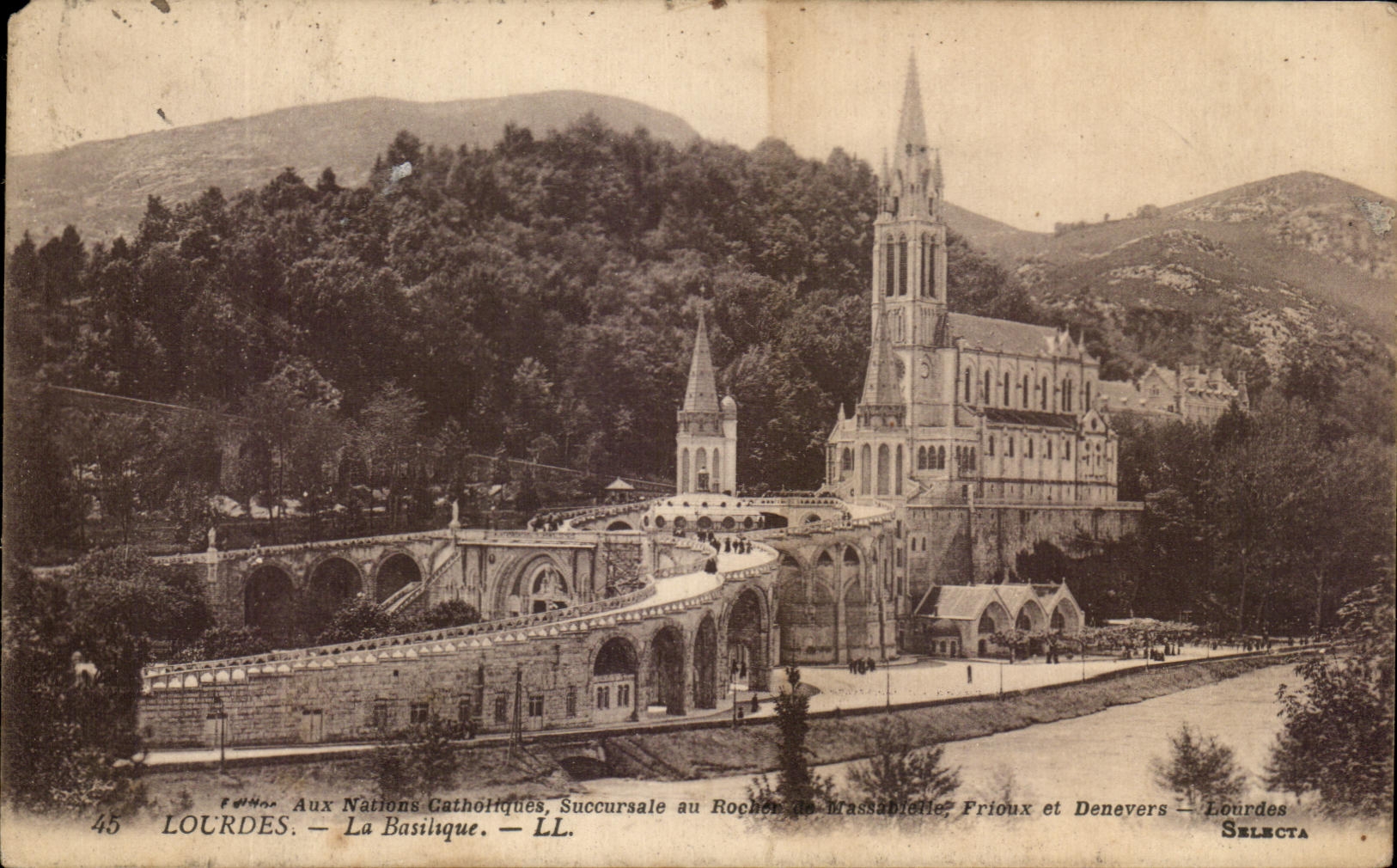 CPA Lourdes La Basilique
