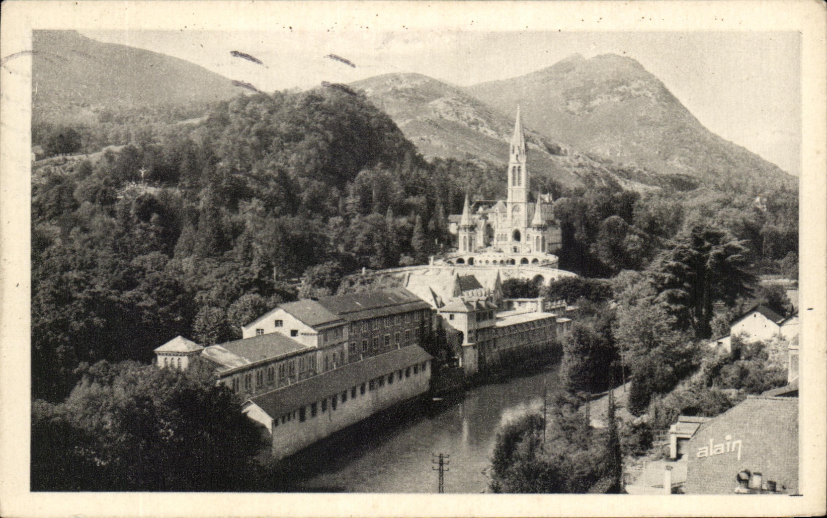 CPA Lourdes La basilique et le Gave