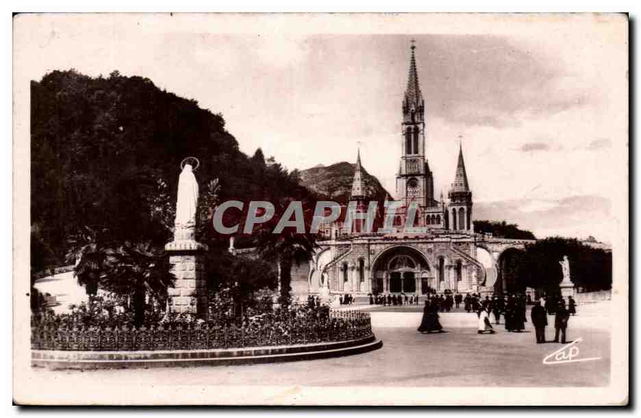 CPA Lourdes La Basilique et la Vierge Couronnee