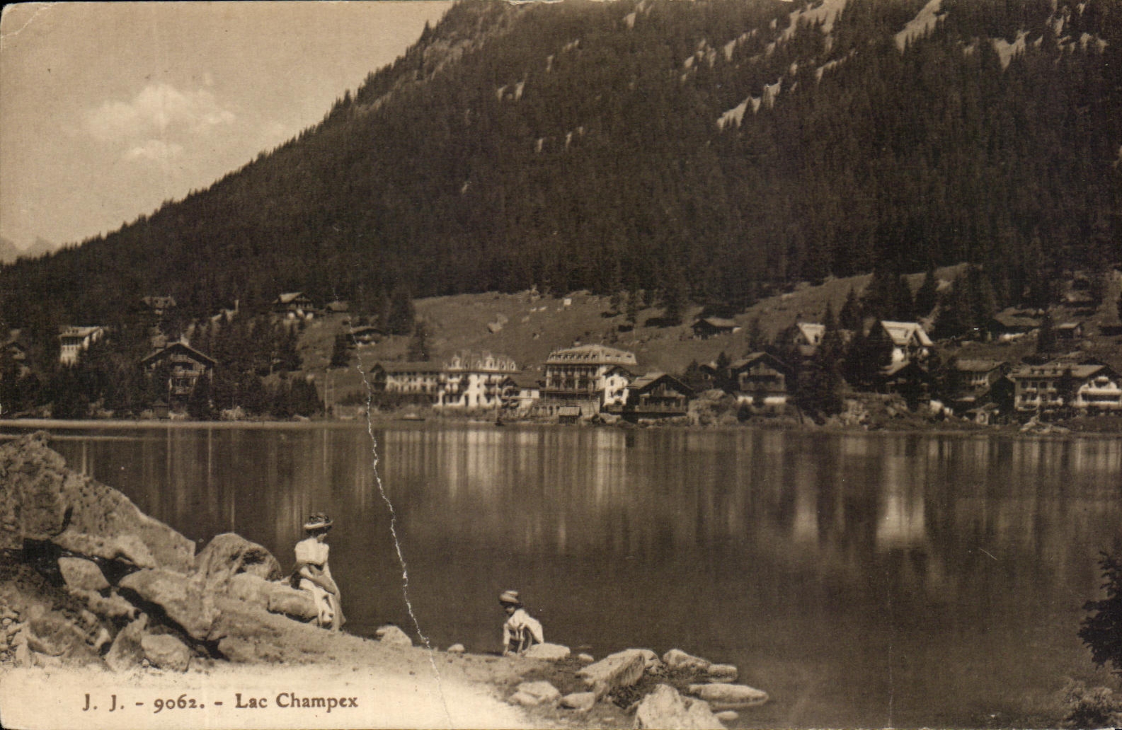 Lac Champex — vue du lac et des maisons — J. J. - 9062