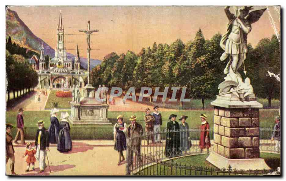 CPA Lourdes L'esplanade et Saint Michel