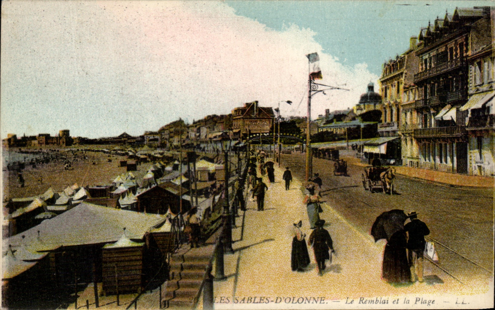CPA Les Sables D'Olonne Le Remblai et la Plage