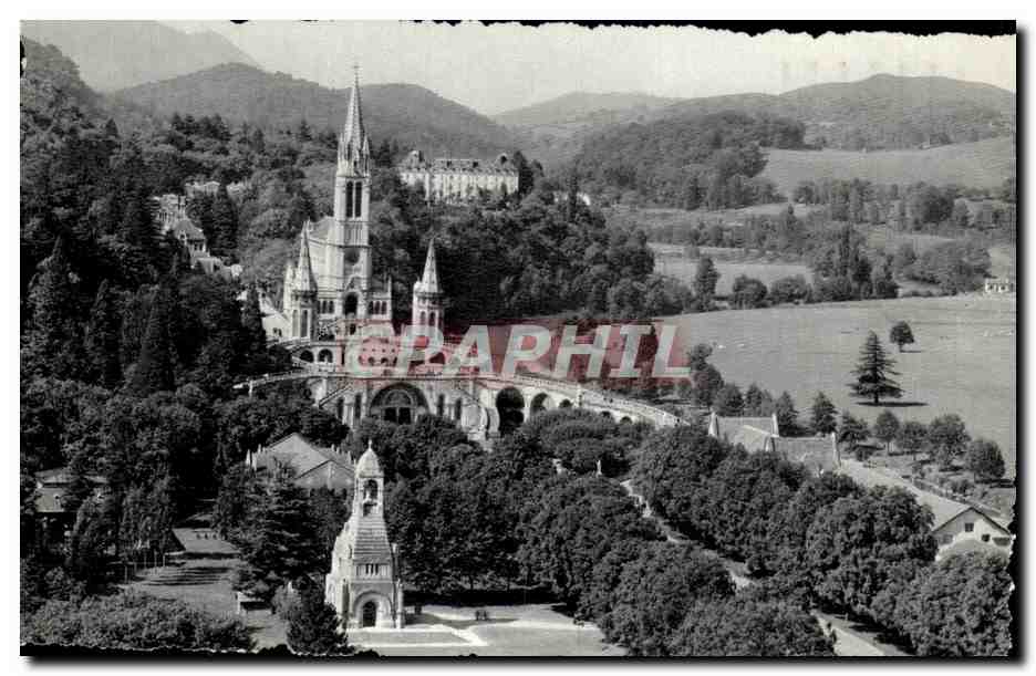 CPA Lourdes Le Monument Aux Morts Et La Basilique