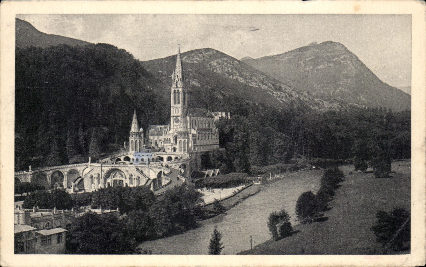 CPA Lourdes La Basilique Et Le Gave
