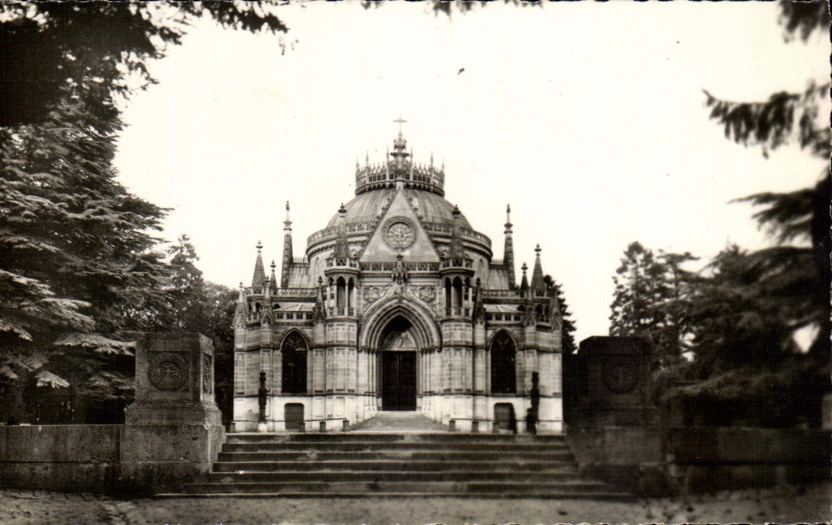 Dreux (E.-et-L.) — Chapelle Saint-Louis — Sépulture de la Famille d'Orléans