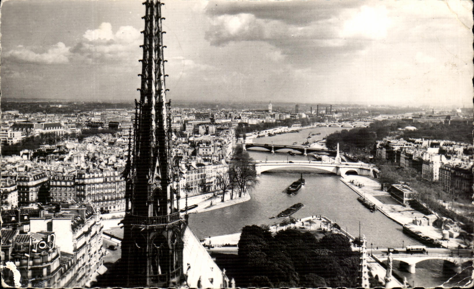 CPA Paris Vue Panoramique de Notre Dame