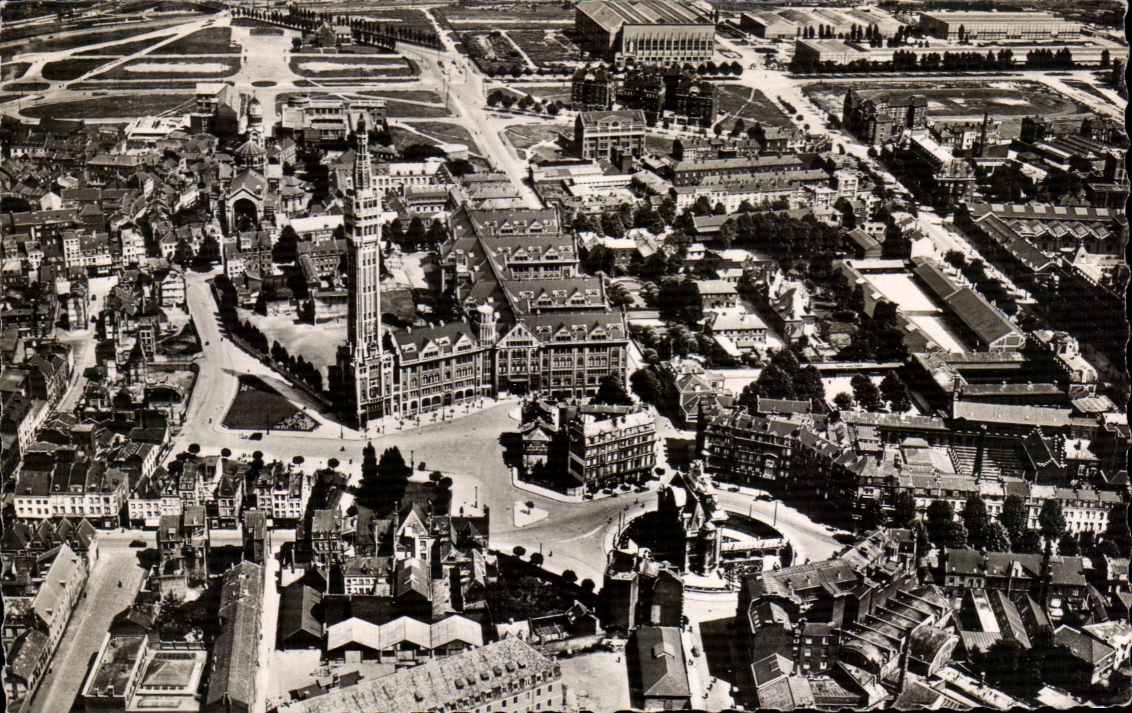 CPA Lille Vue Aerienne Porte de Paris Et Beffroi