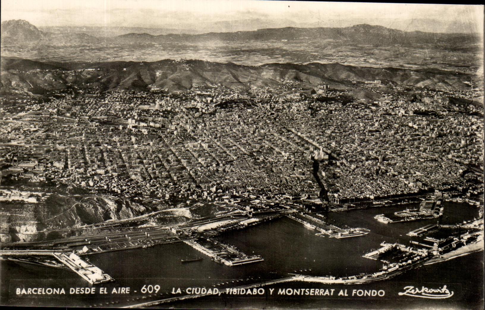 Barcelone depuis l'air — vue aérienne de la ville, du Tibidabo et du Montserrat — Zerkowitz, n°609