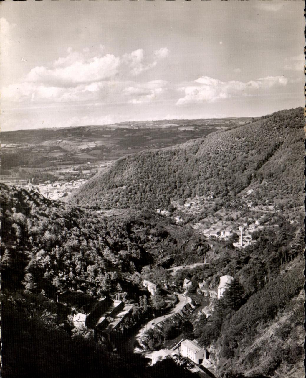 CPA Mazamet Tarn Les Gorges de I'Arnette et les Usines Au fond Vue Generale de Mazamet