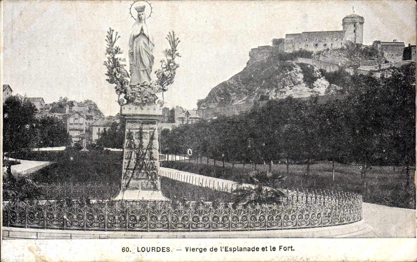 CPA Lourdes Vierge de L'Esplanade et le Fort