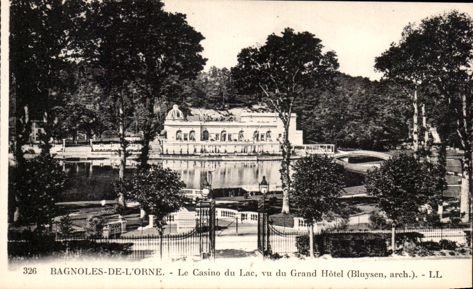 Bagnoles-de-l'Orne - Le Casino du Lac, vu du Grand Hôtel (Bluysen, arch.)