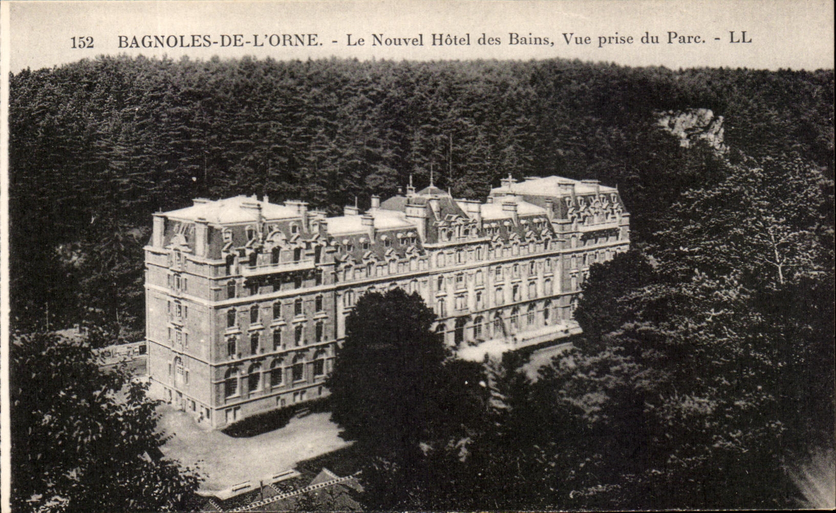 Bagnoles-de-l'Orne — Il Nuovo Hotel dei Bagni, Vista Presa dal Parco — LL