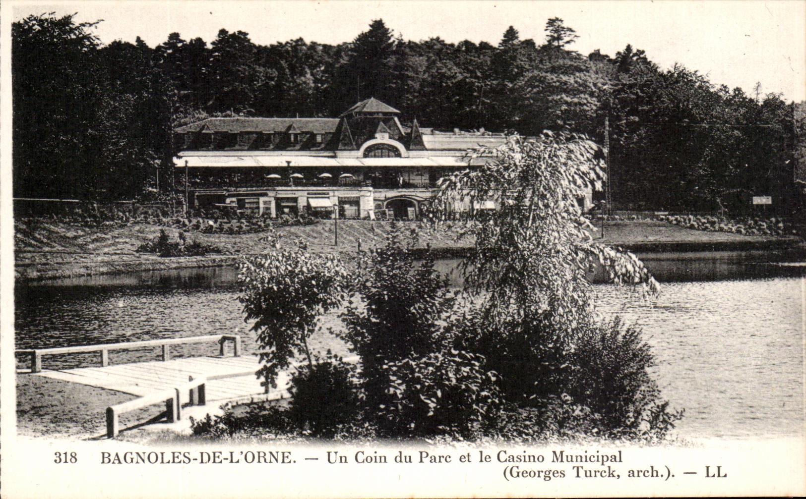 BAGNOLES-DE-L'ORNE. — Un Angolo del Parco e il Casinò Municipale — Georges Turck, arch. — LL