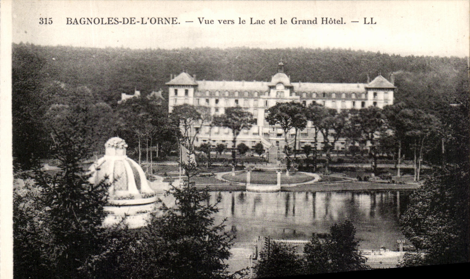 Bagnoles-de-l'Orne — Vista verso il Lago e l'Hotel Grand — LL