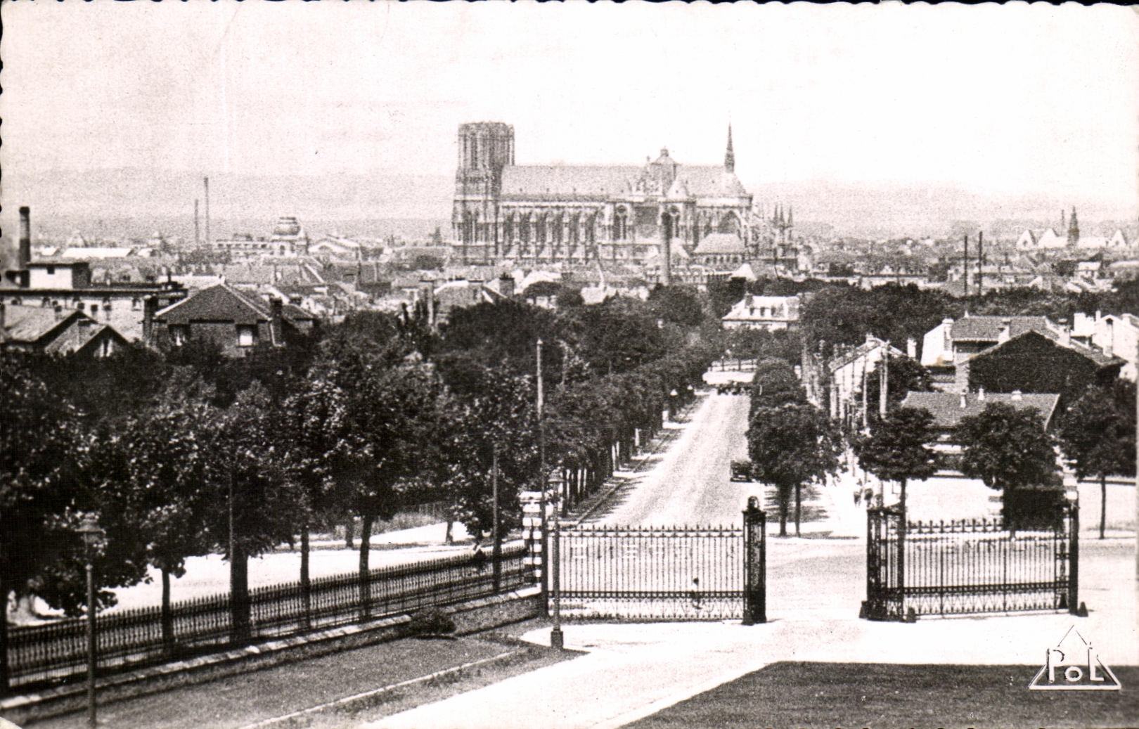 CPA Reims Vue Generale Prise Des Caves Pommery Et La Cathedrale