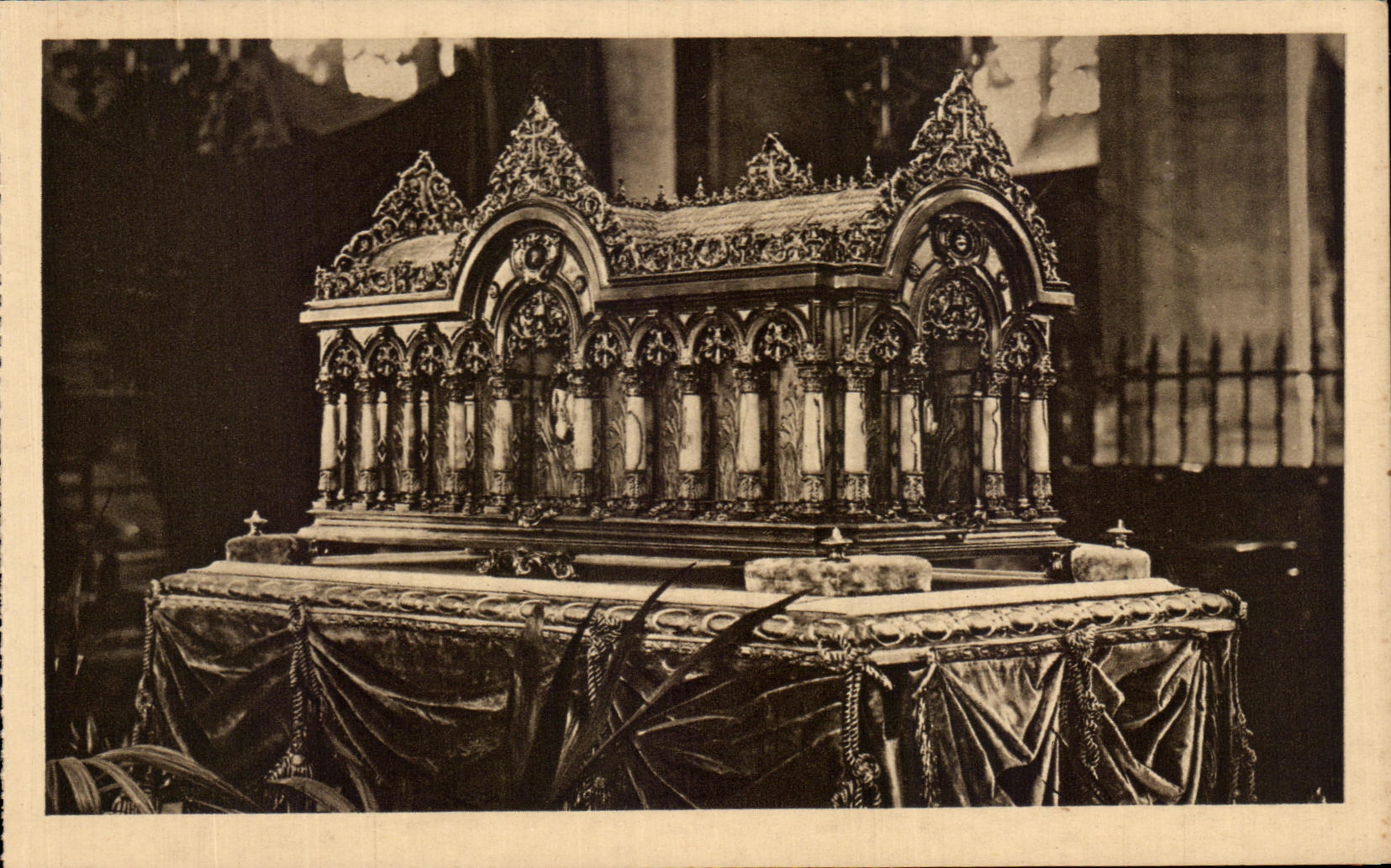 Châsse de vermeil — reliques de Sainte Thérèse de l'Enfant-Jésus — offerte par le Brésil — n°13