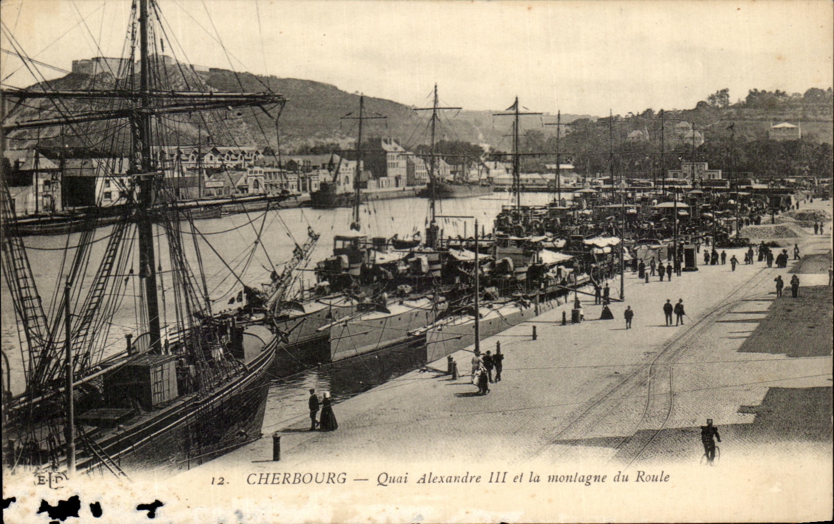 CPA Cherbourg Quai Alexandre III et la Montagne du roule Bateaux