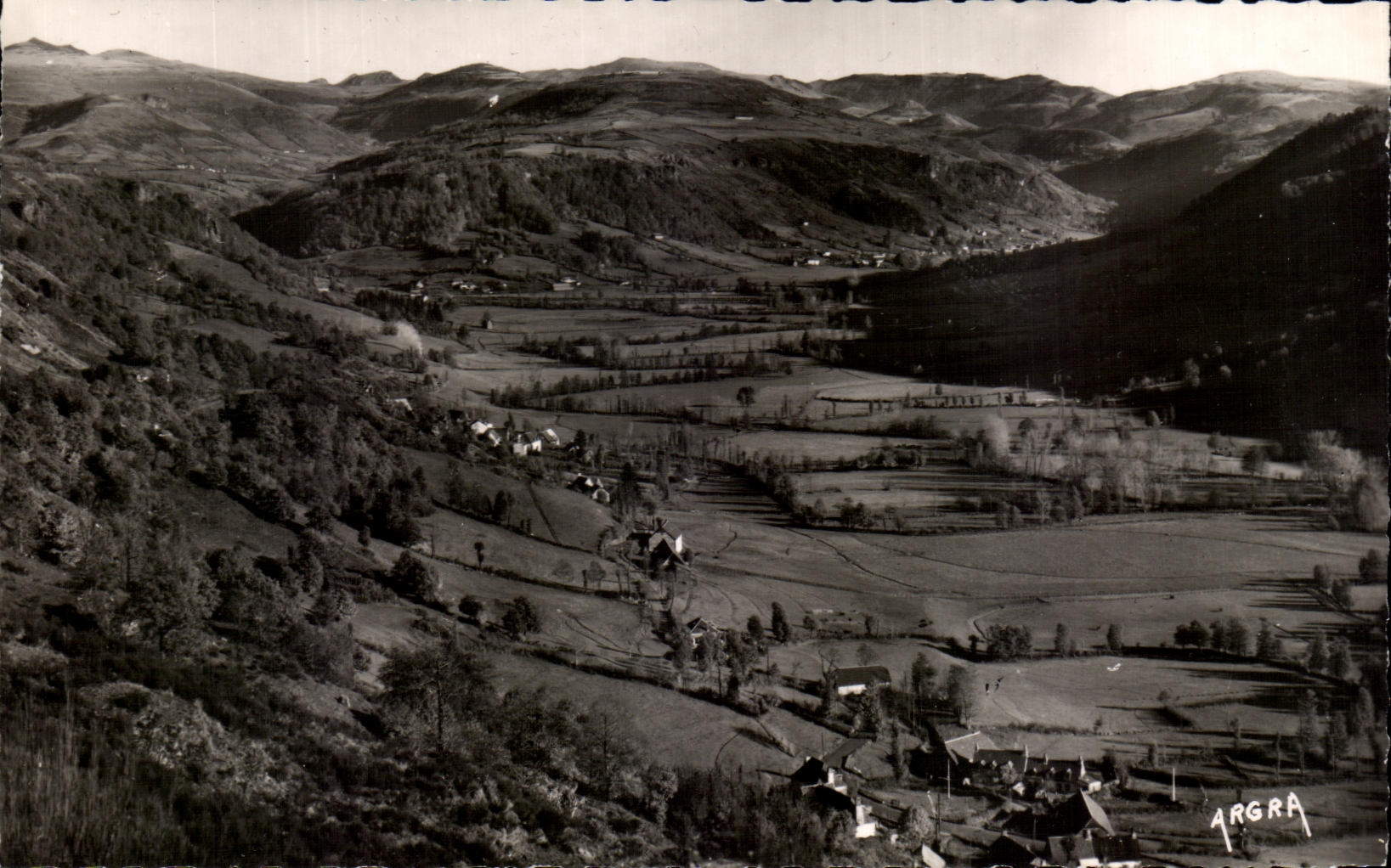 CPA Salers Panorama sur la vallee du Rat et de Fontages