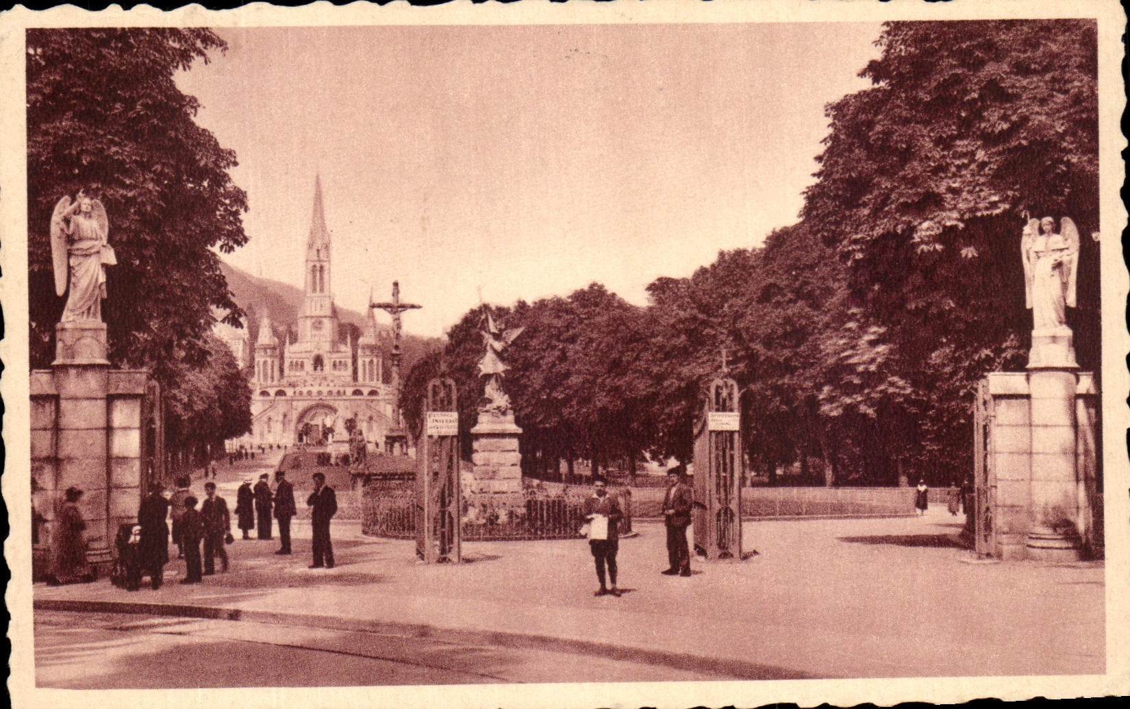 CPA Lourdes Entree De L'Esplanade