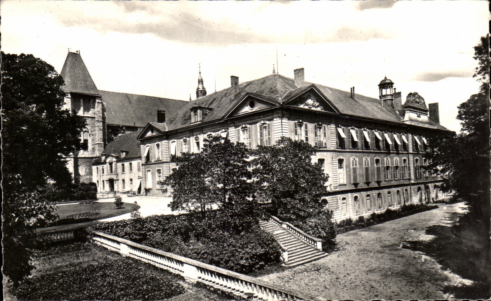 Le Mans — La Préfecture, vue d'ensemble — Photo. Georges-Alvarez, rue du Mans, Le Mans