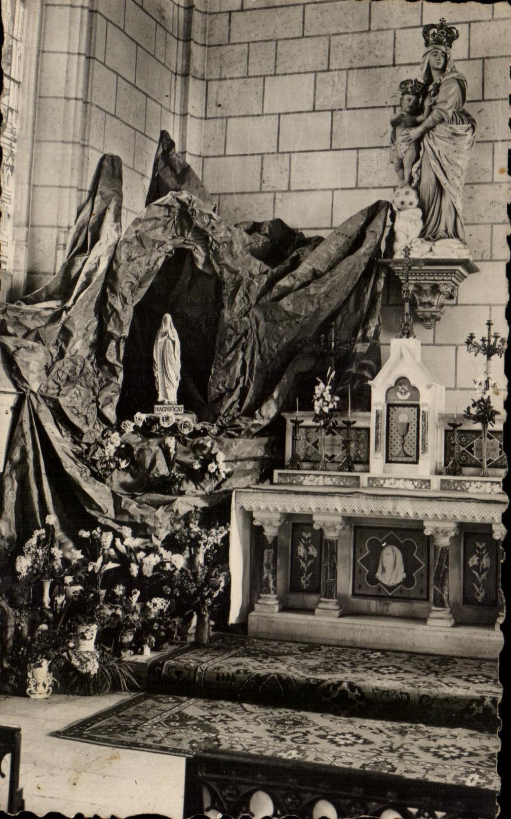 CPA Ile Bouchard Saint Gilles L'Autel de la Vierge Lieu des apparitions