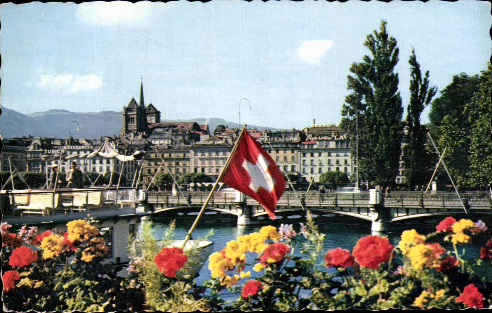 CPSM Geneve La Ville et la Cathedrale de Saint Plerre depuis le qai du Mont Blanc