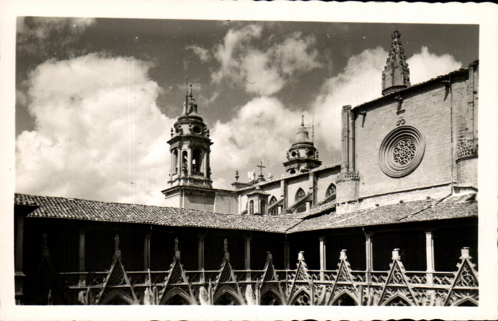 Pamplona — Detail of the Cloister — Arriñaza Editions