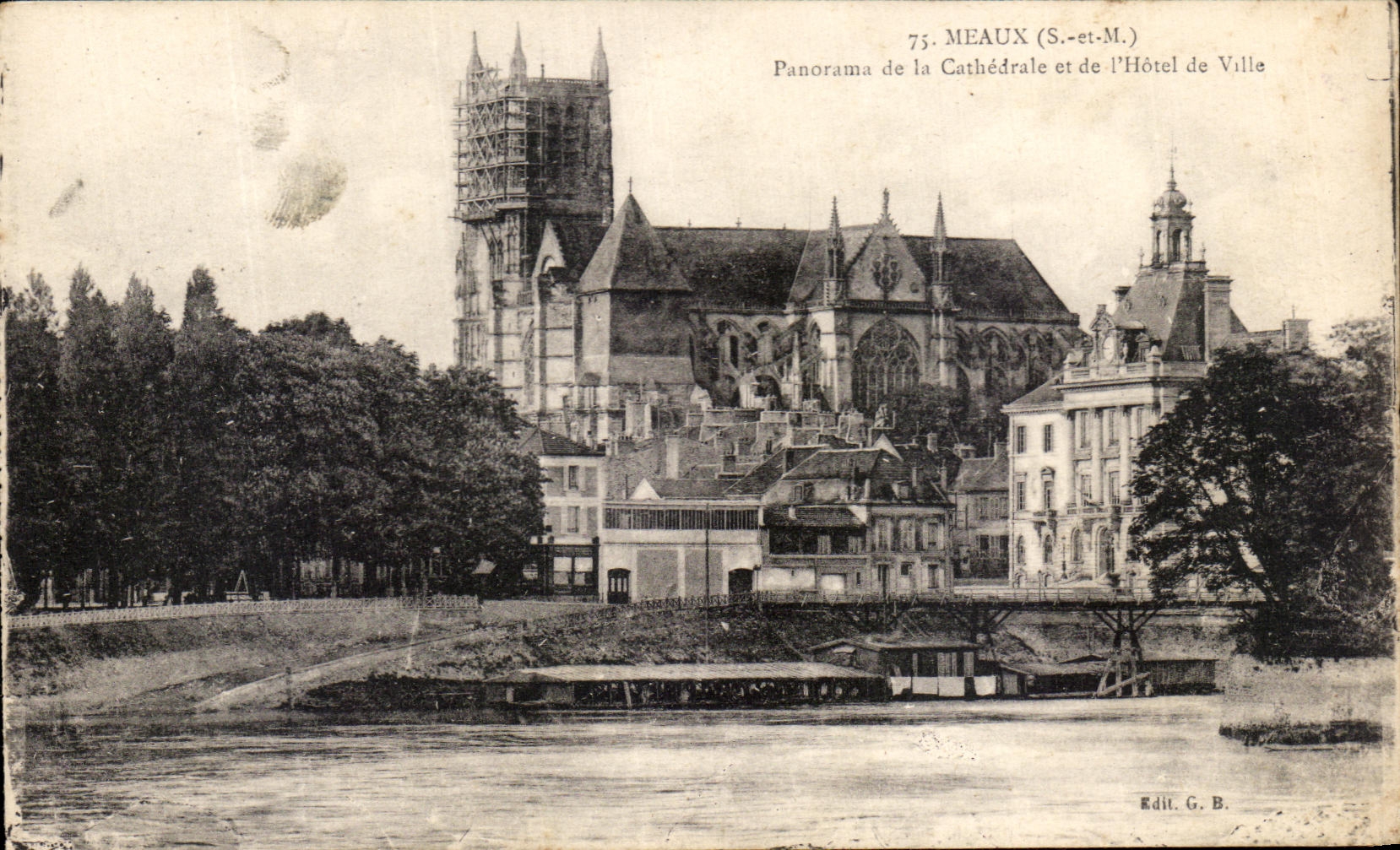 Meaux (S.-et-M.) — Panorama de la Cathédrale et de l'Hôtel de Ville — Edit. G. B.