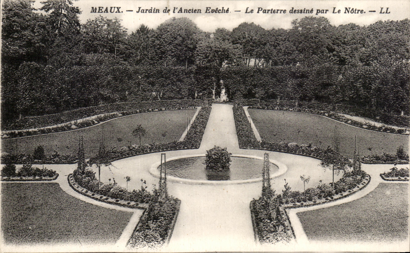 Meaux — Jardin de l'Ancien Evêché — Le Parterre dessiné par Le Nôtre — LL