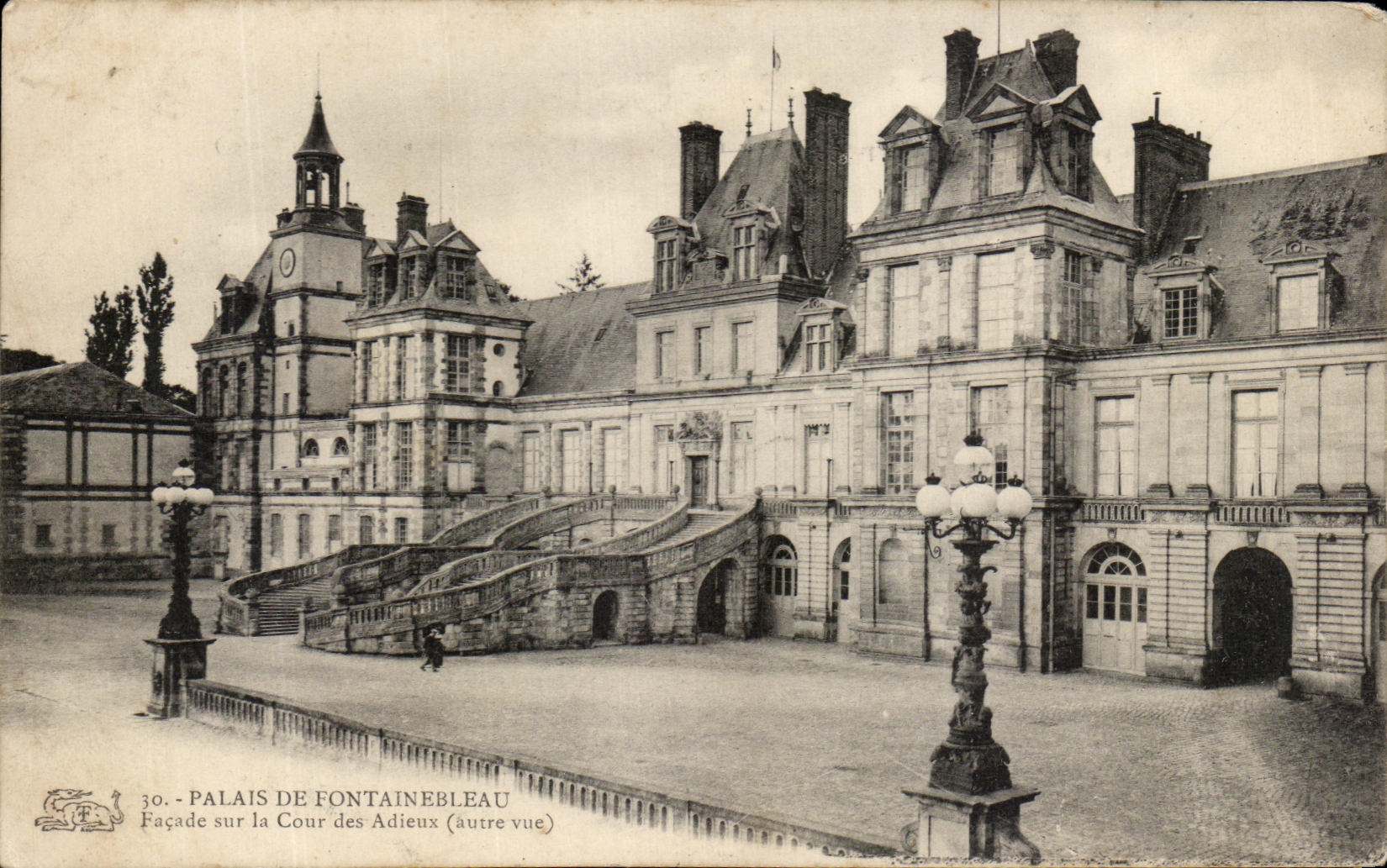 Palacio de Fontainebleau — Fachada sobre la Cour des Adieux (otra vista) — Editor no identificado, n° 30