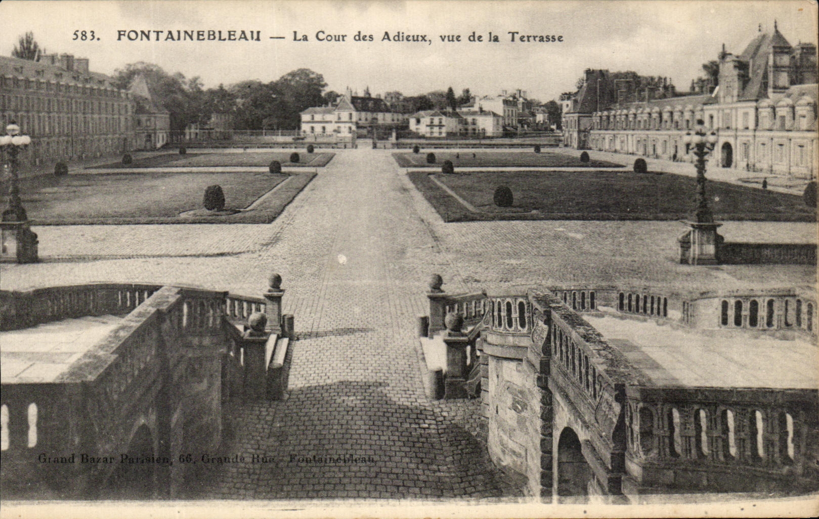 Fontainebleau — La Cour des Adieux, vista desde la Terrasse — Grand Bazar Parisien, 66, Grande Rue