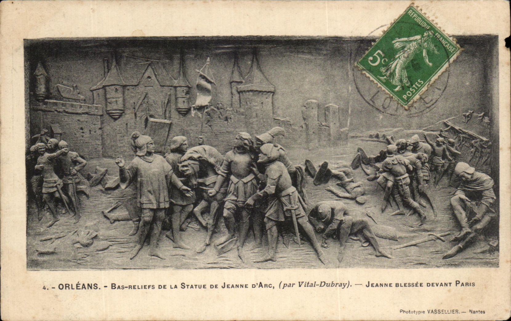 CPA Orleans Bas Reliefs De la Statue De Jeanne d'arc Jeanne blessee devant Paris 